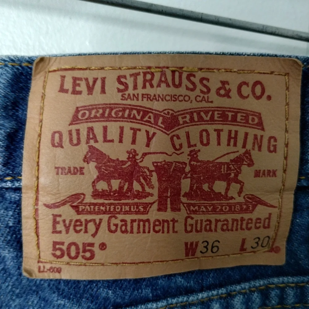 Levis excellent no